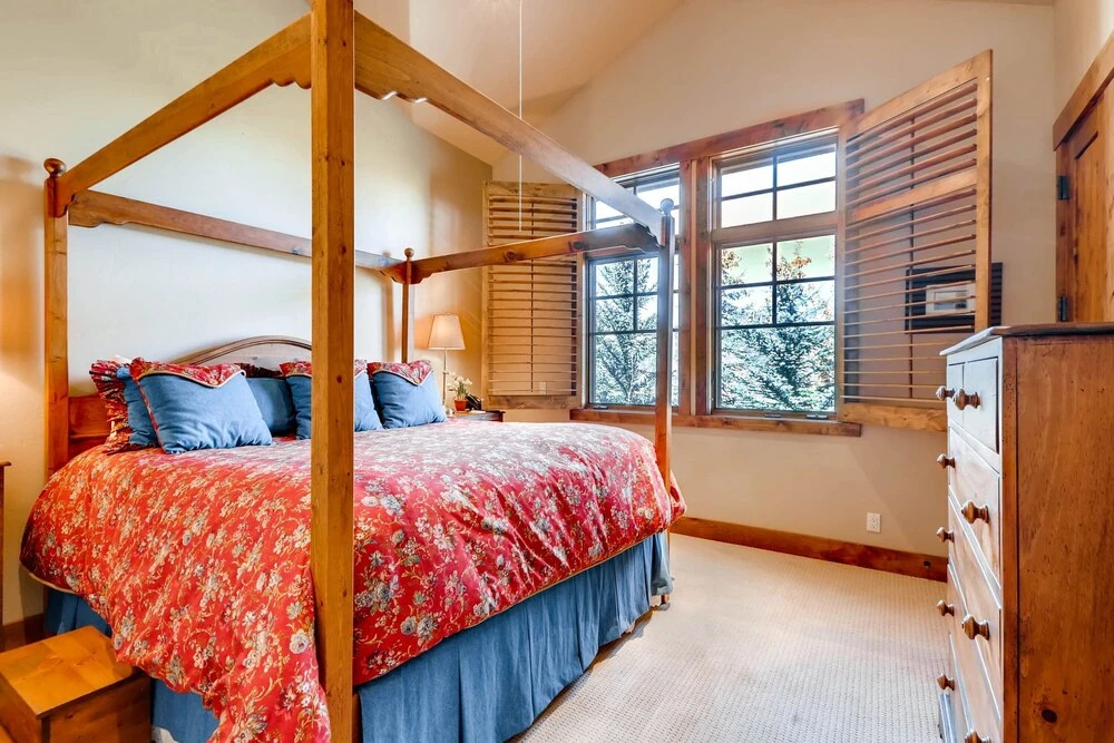 Red Pine Residence 6 Bedroom Home by RedAwning
