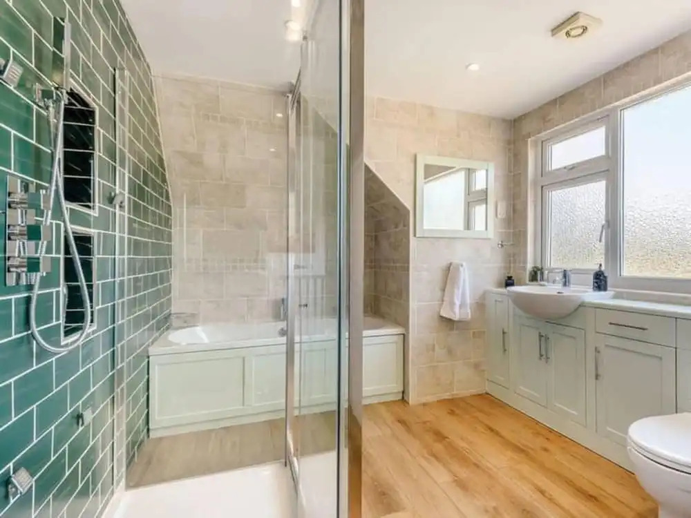 Luxury 5-bed House With Tennis Court & Games Room