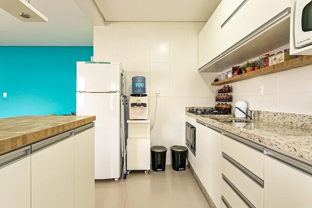 Apto 2Q e churrasq. 800m da praia de Jurerê SGA202