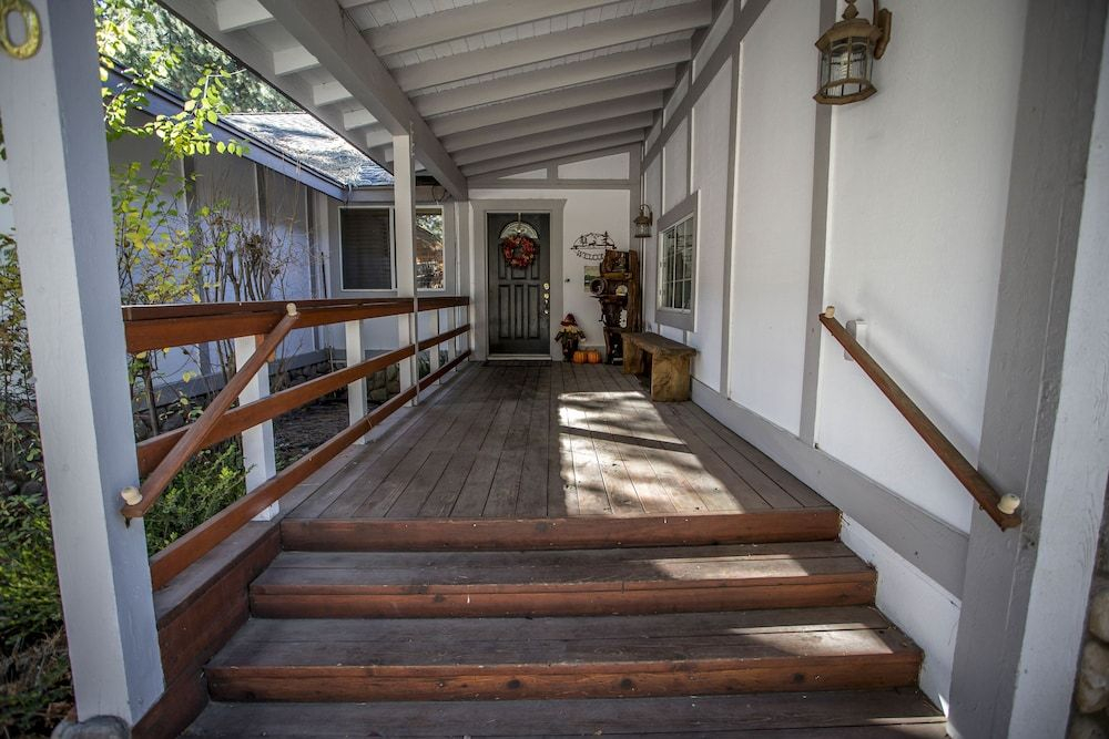 Majestic Pines - 3 Br home by RedAwning