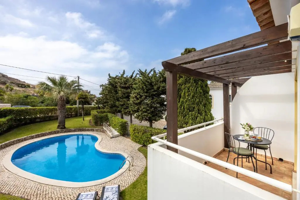 CoolHouses Luz, 3 Bed linked house, shared pool, a stone's throw of the sea, Casa Sirrah