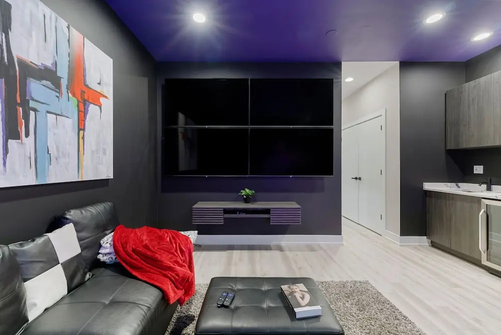 Magnificent NEW Home w 8 Beds Free Parking