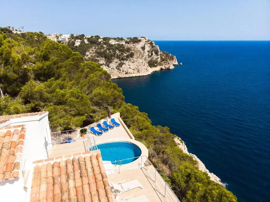 Villa Bombon by Aguilarent
