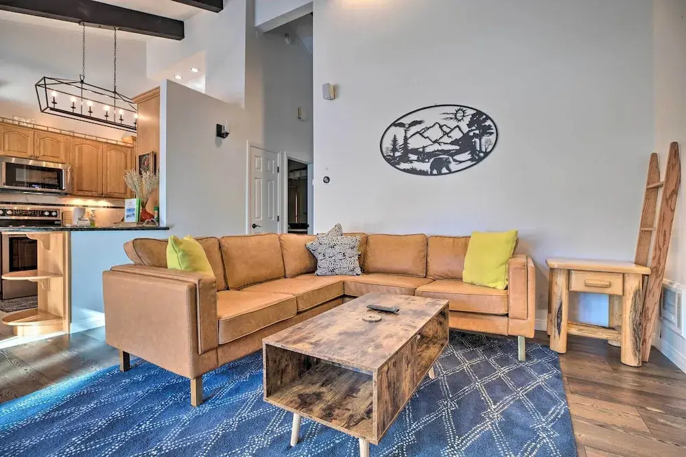 Epic Mammoth Lakes Getaway w/ Shared Pool, Hot Tub