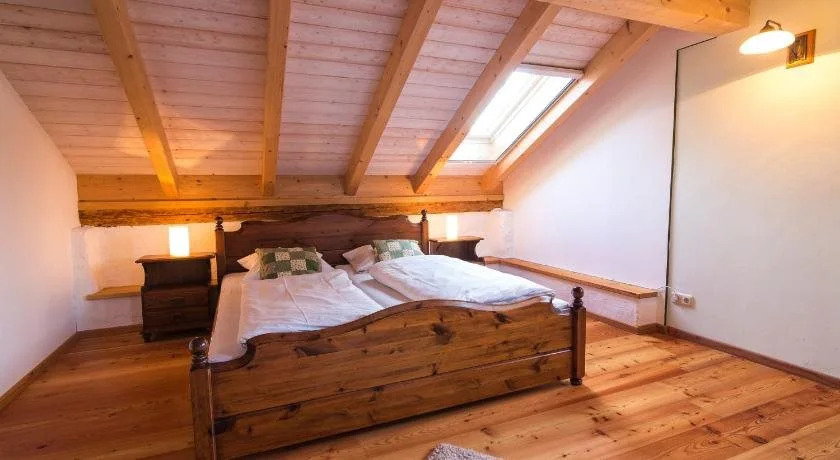 Wald Apartments bei Schlossgaststätte Hohenberg - Seeshaupt, südlicher Stanberger See, kostenfrei Parken, Ladestation für Auto und Fahrad, WLAN, Natur pur