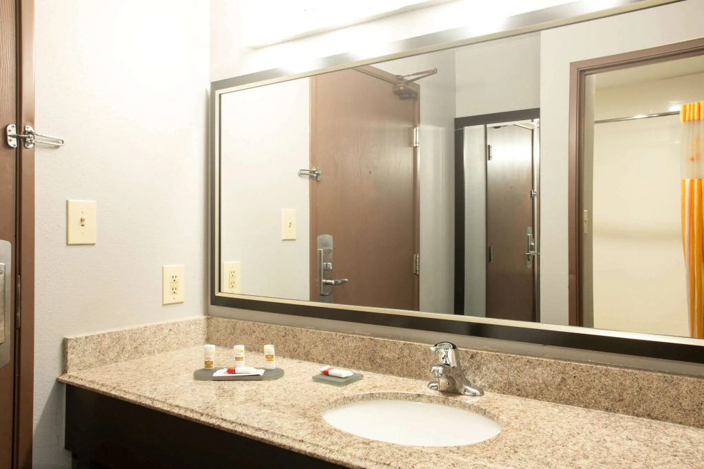 La Quinta Inn & Suites by Wyndham St Louis Hazelwood North