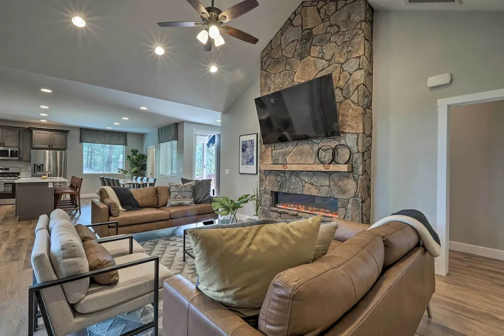 Lavish National Forest Retreat w/ Hot Tub + Views!