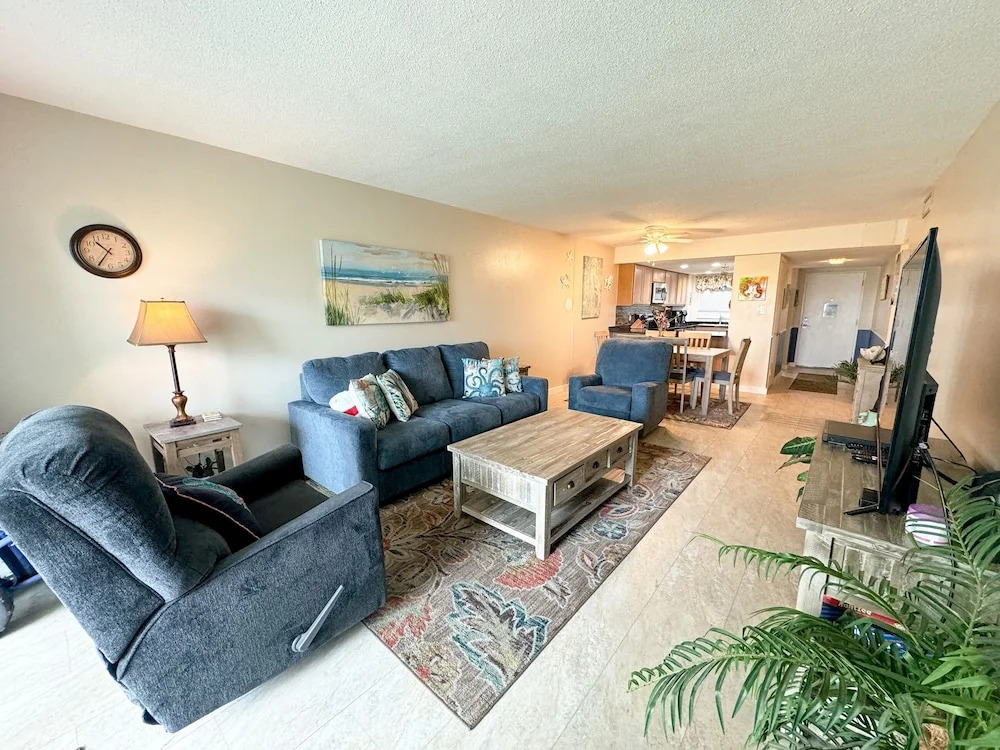 113 El Matador 1 Bedroom Condo by RedAwning