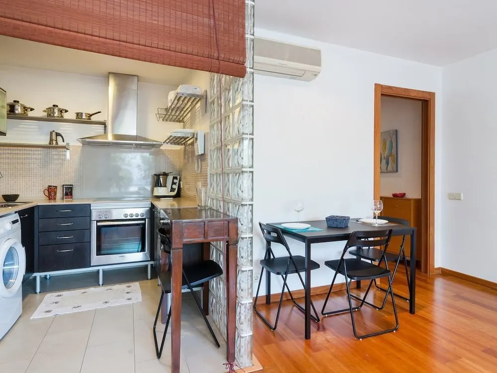 Beachfront studio 20 mins to bcn center