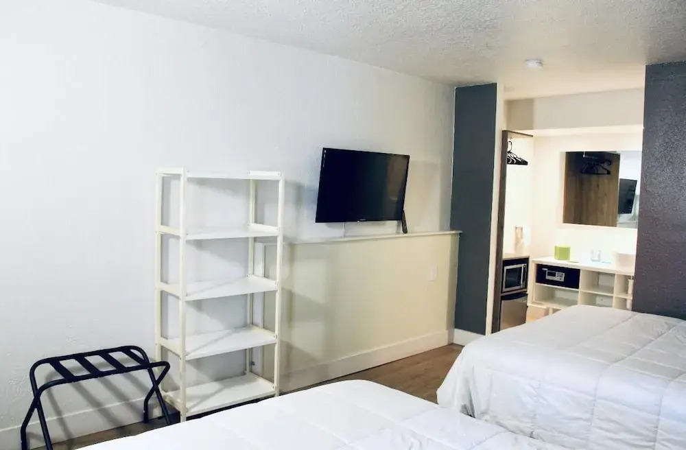 1/1 Condo-hotel With Double bed and Community Pool Miles From Disney!