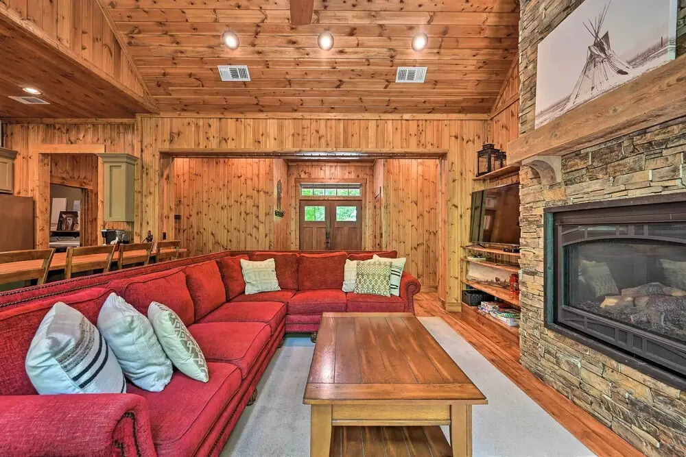 Luxe Broken Bow Cabin: Hot Tub ~ 3 Mi to Hochatown