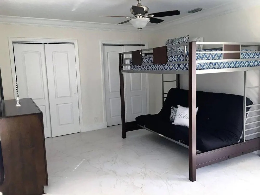 Beautiful Villa, Family Friendly, Access to Dock