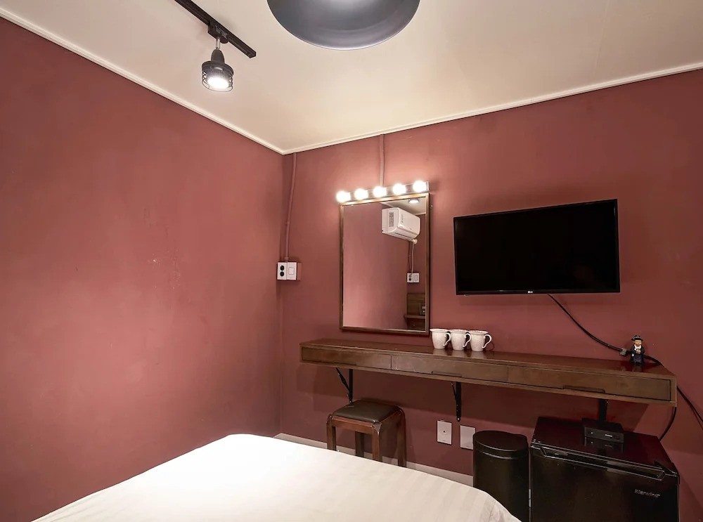 BUTLER:LEE HONGDAE-Caters to Women