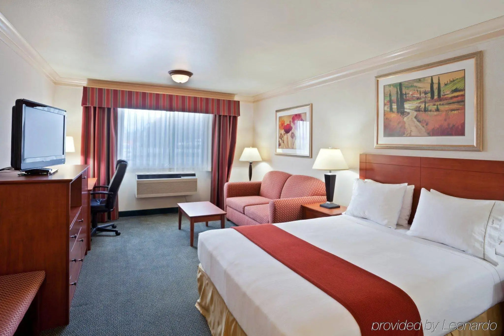 Holiday Inn Express Hotels & Suites Burlington by IHG
