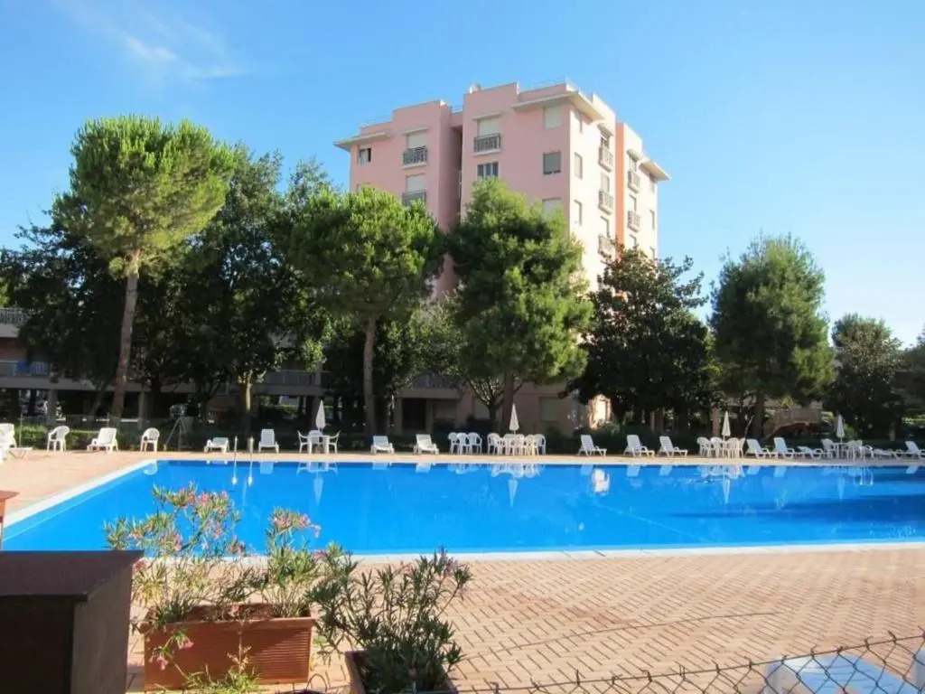 M257 - Marcelli, bilocale in residence con piscina