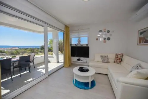 Dario 2. modern & luxury apartment with a pool