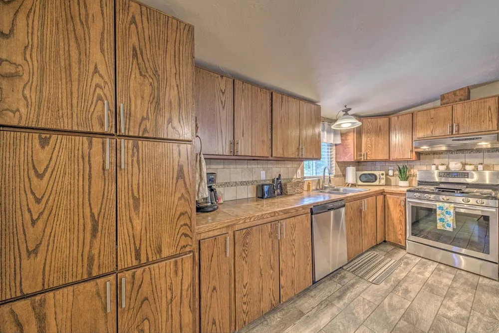 'raven Hill Retreat' ~ Close to Midtown!