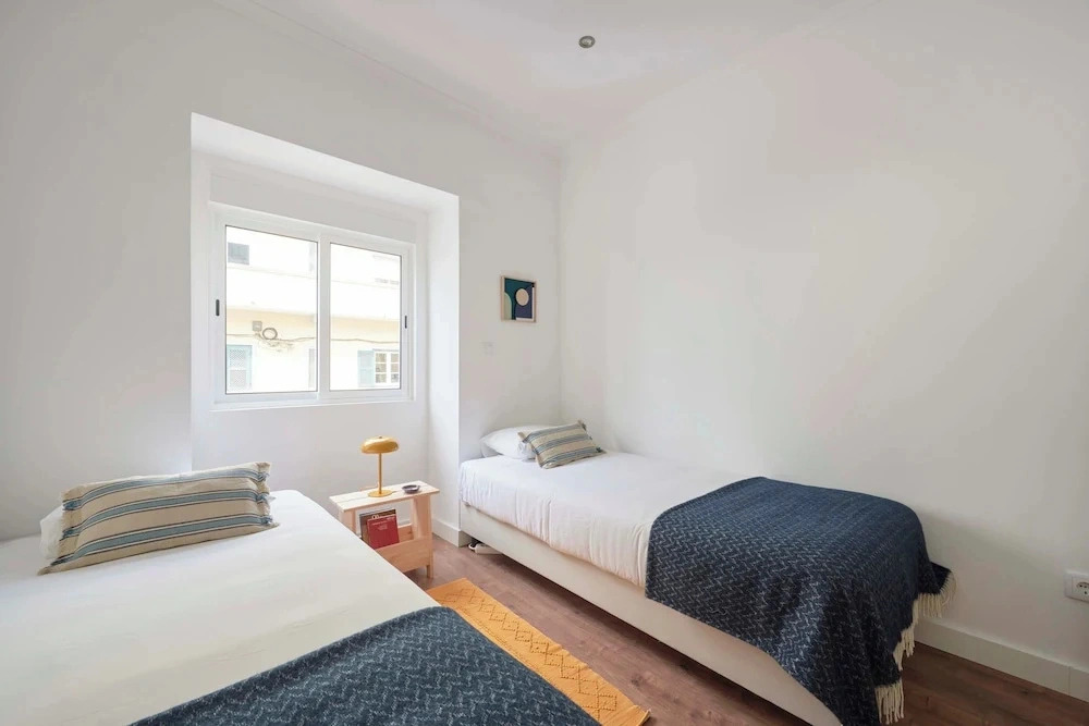 Spacious & Light Filled 4Br Apartment By Timecoler