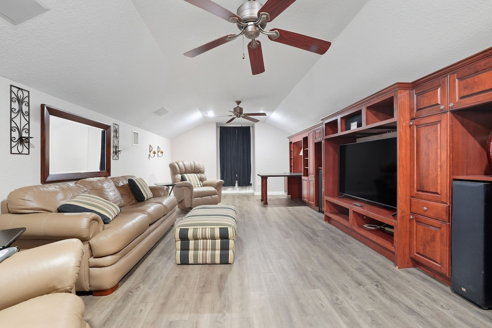 Charming 3br Oasis Comfort, Pool & Sunshine 3 Bedroom Home