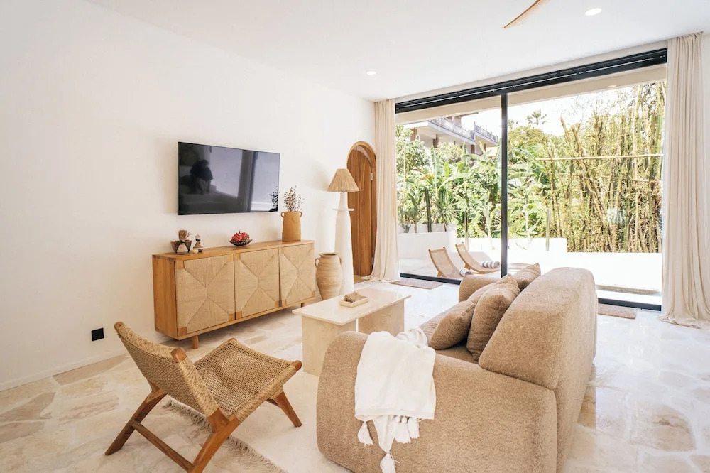 Boho Retreat 3BR Enclosed Lounge 5min Beach