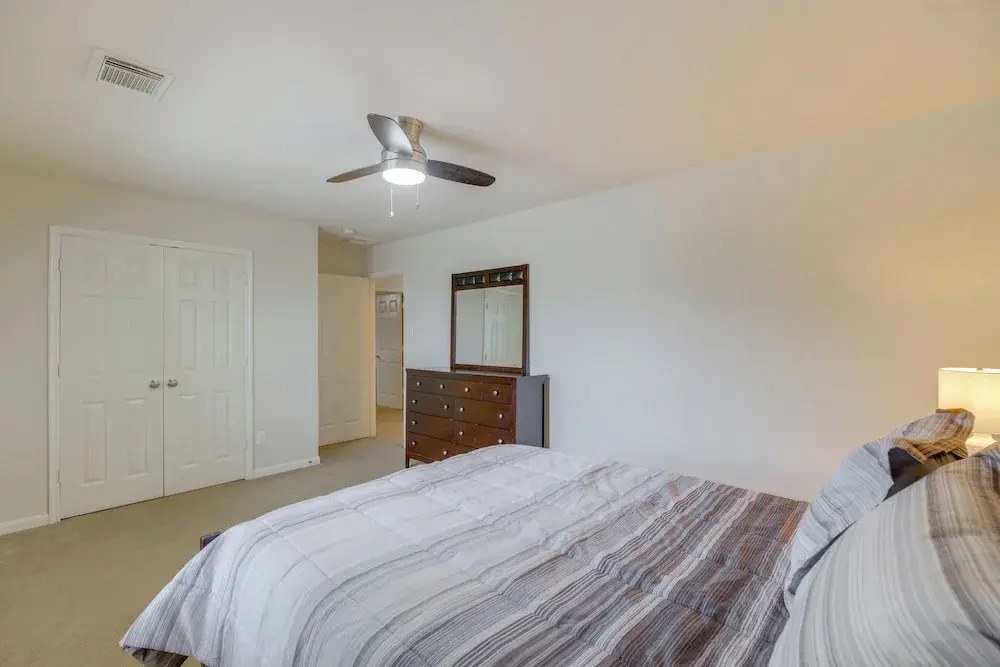 7 Mi to Downtown Baytown: Spacious Home w/ Yard