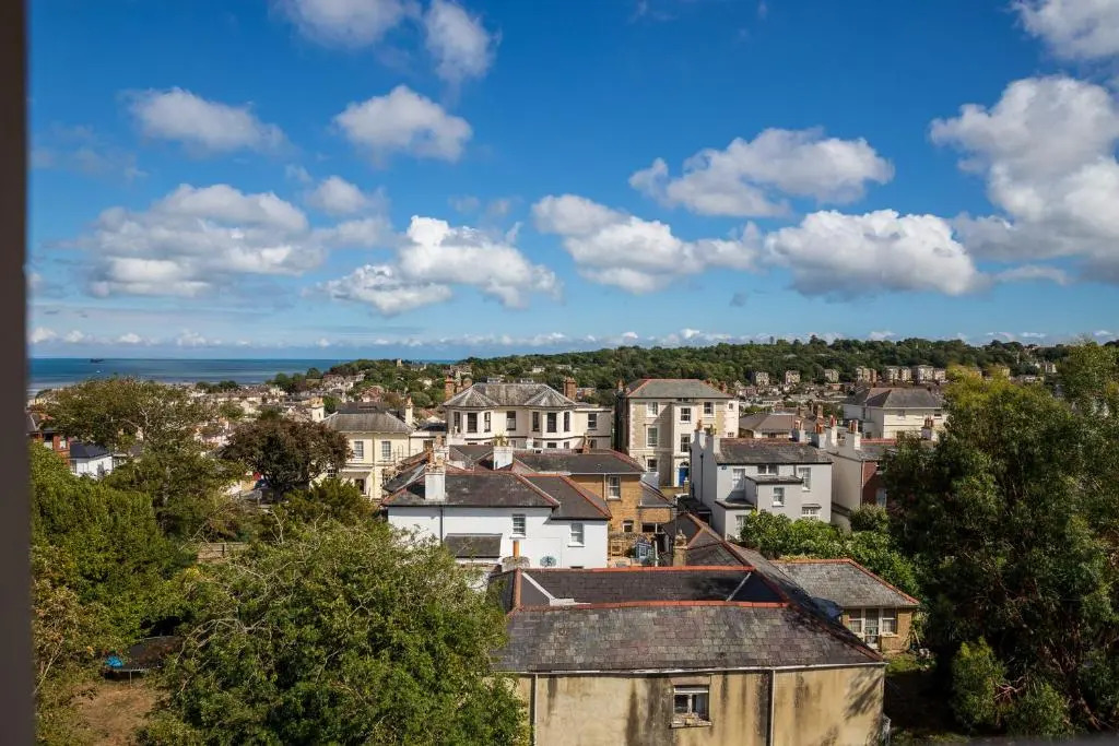 Bright Executive Apartment with Views of Solent