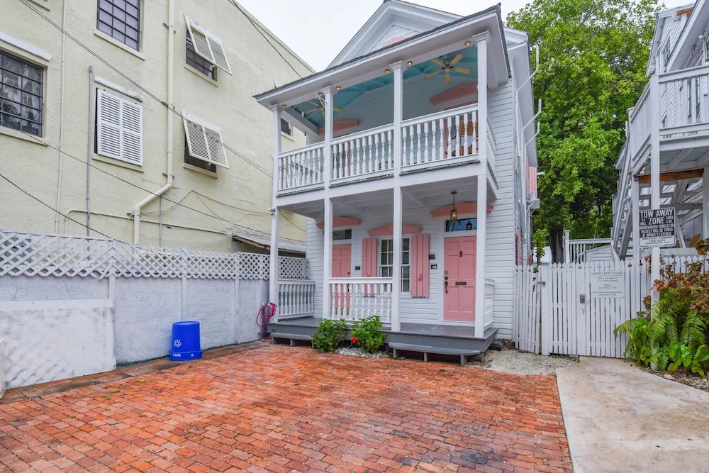 New Coastal Rose - Bright Loft With High Ceilings