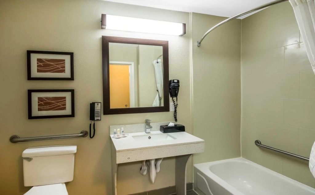 Comfort Inn & Suites near Six Flags