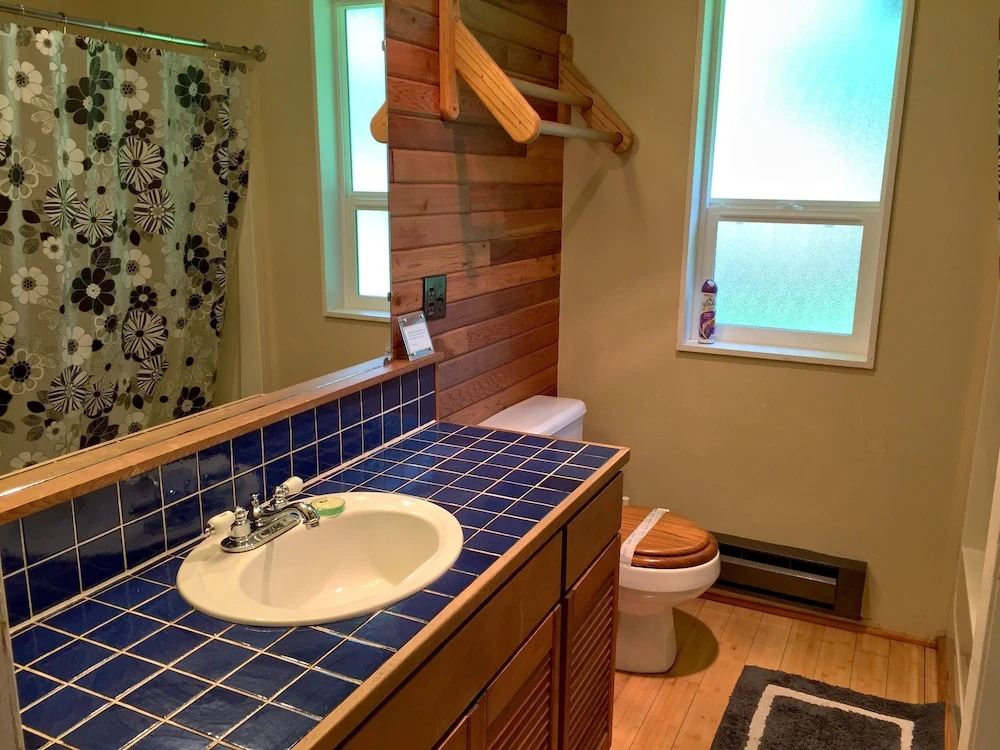 Mt Baker Rim Cabin 99 - Charming Cabin With a hot Tub, Wi-fi, Pet Friendly