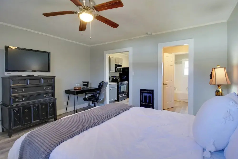 Huntsville Studio w/ Workspace Near Downtown
