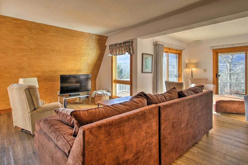 Hot Tub & Moat Mtn Views: North Conway Townhouse