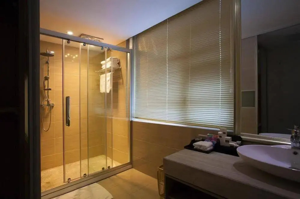 Rongcheng Celebrity Hotel High Speed Rail Station Shop