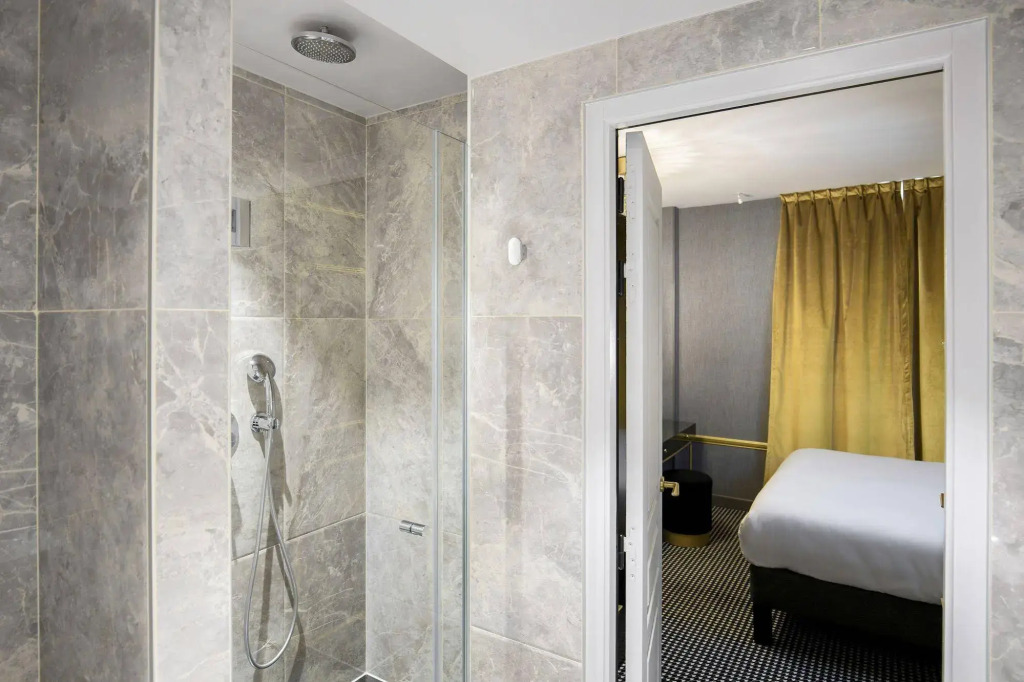 Snob Hotel