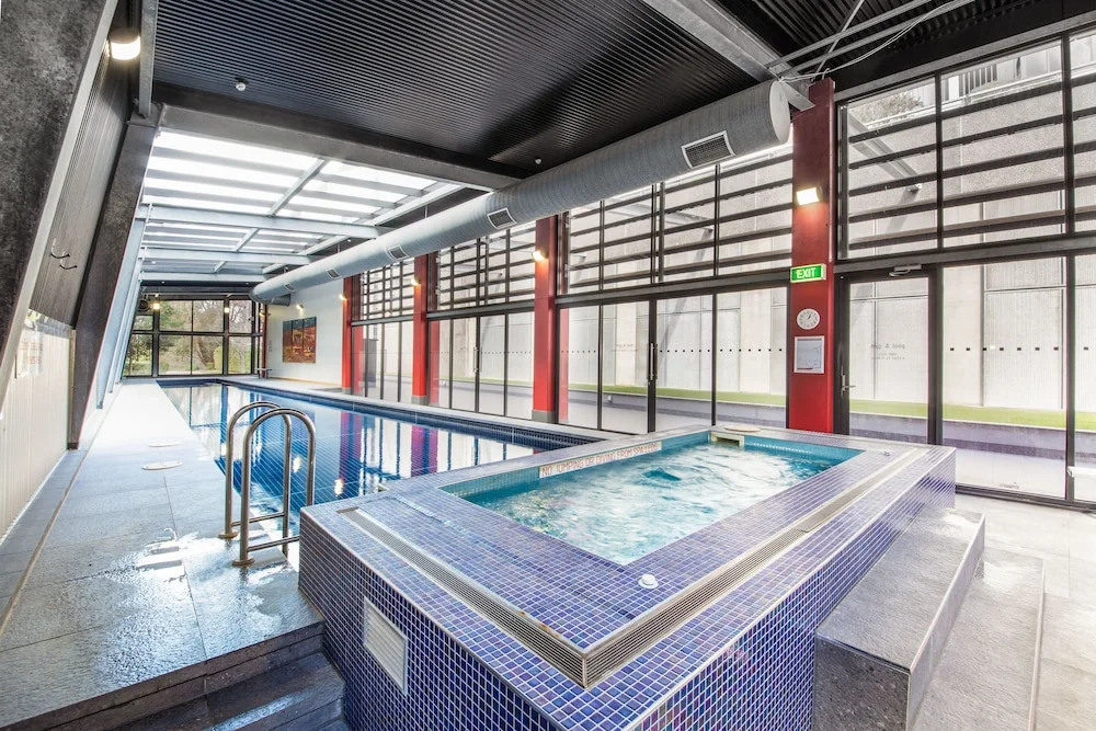 Stylish 2 bed 2 bath parking wifi pool