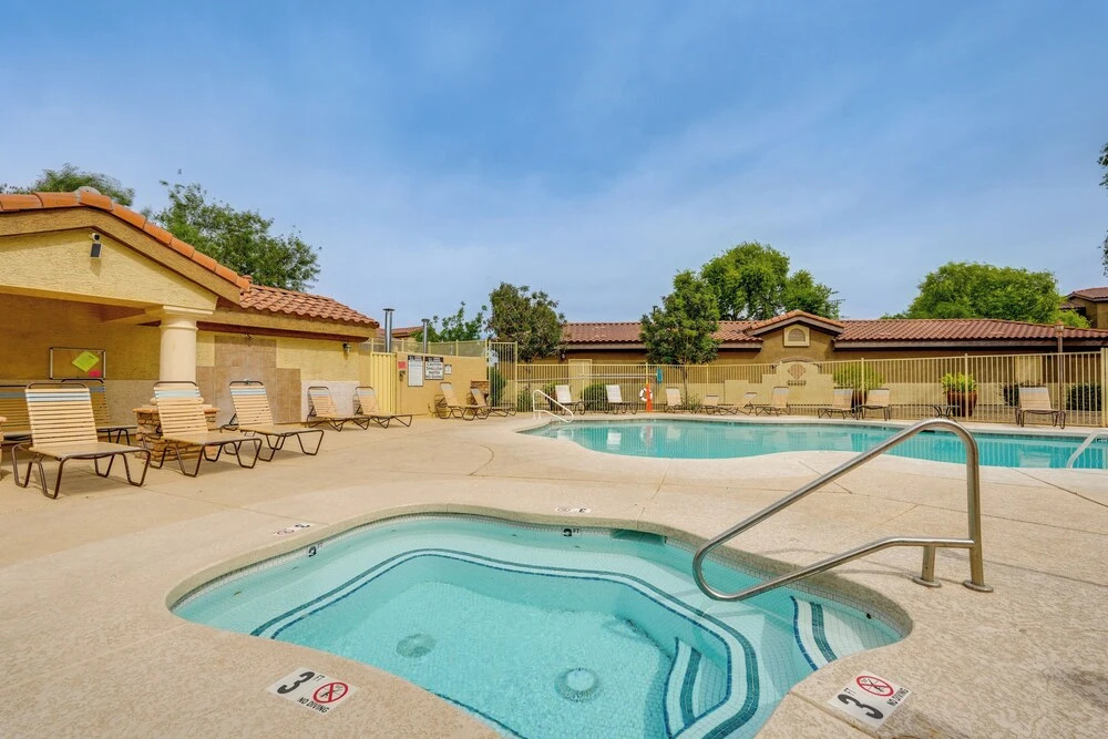 Resort-style Pools & Hot Tubs! Mtn-view Mesa Condo