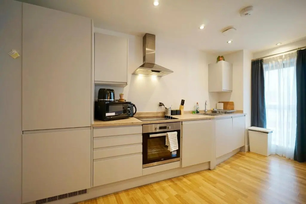 Modern 2 Bed Apartment with Juliet Balcony - DHB STAYS