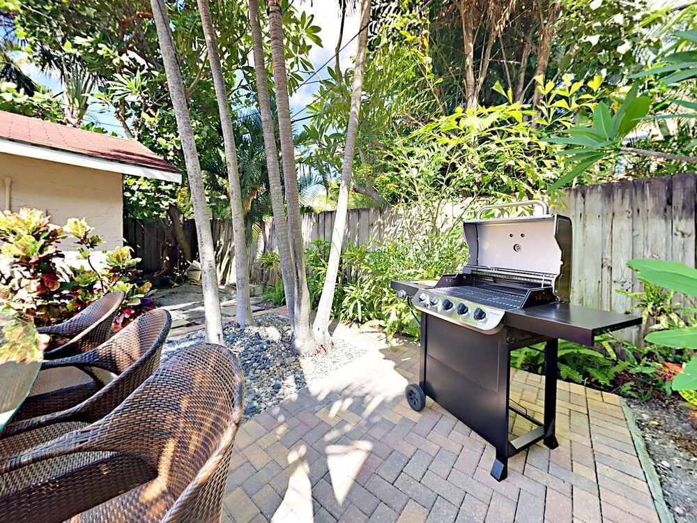 Tropical El Cid Bungalow #main Home - Front 2 Bedrooms 2 Bathrooms Cot