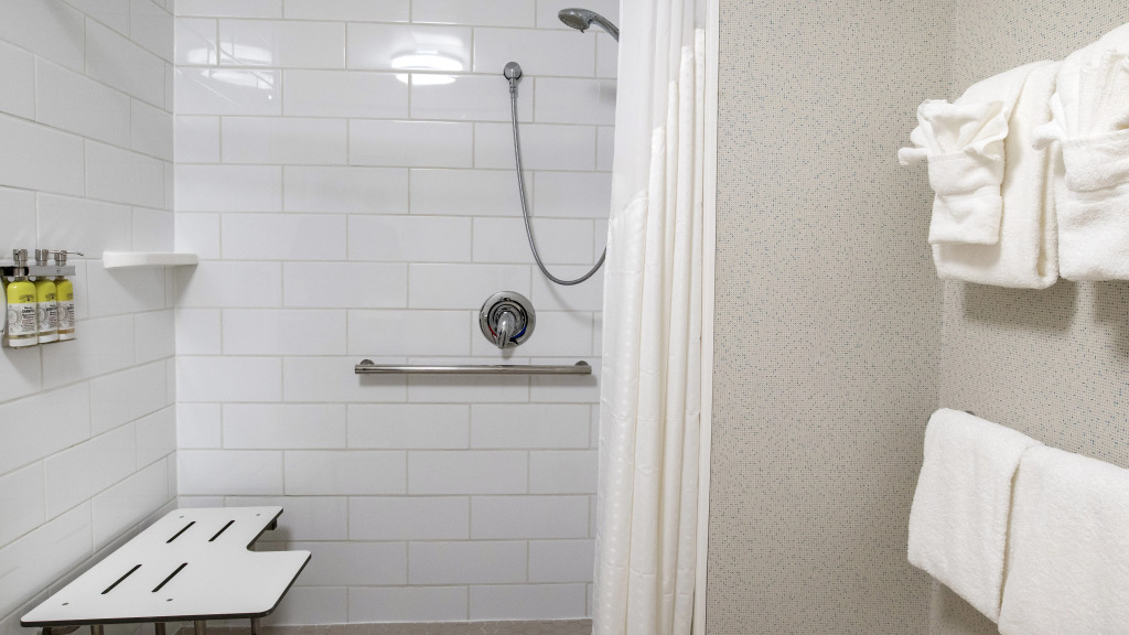 Holiday Inn Express & Suites Racine by IHG