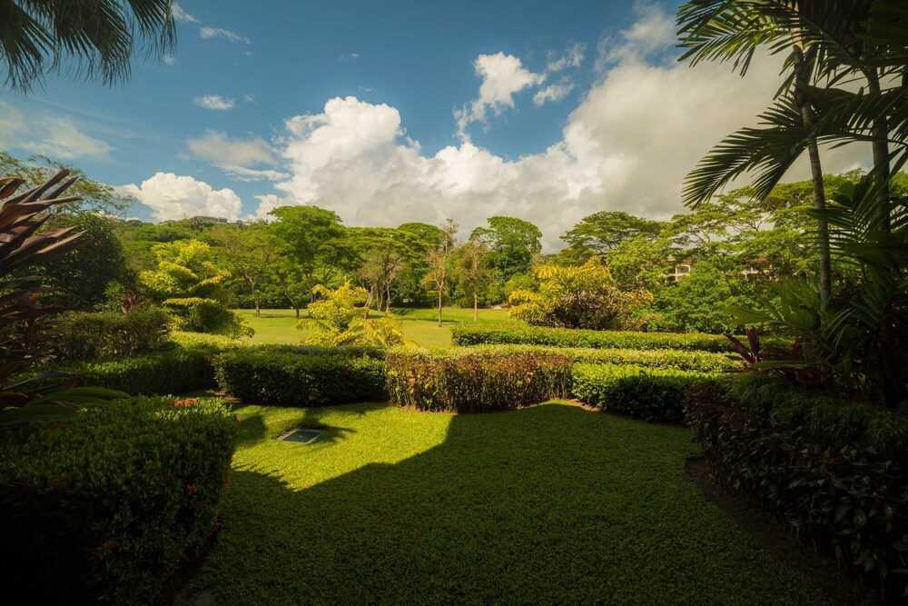 Veranda 6F 2 bdr Garden View in Los Suenos