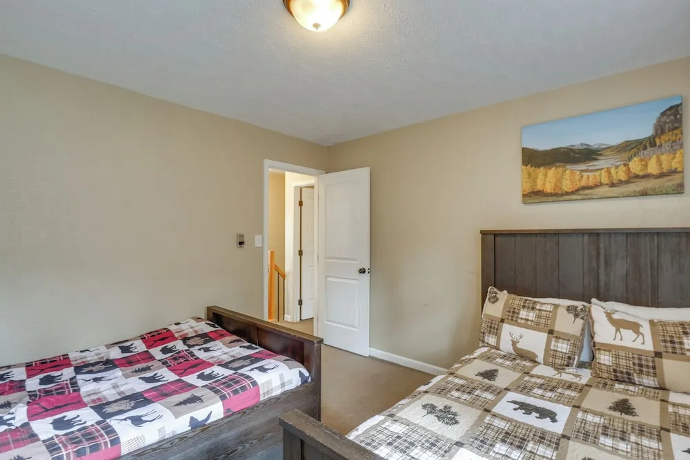 Ski-In Retreat w/ Pool! 2 Blocks to Main St Breck