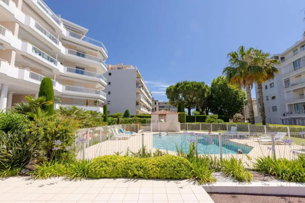 Stylish 2-bedroom apartment in an upscale residence building