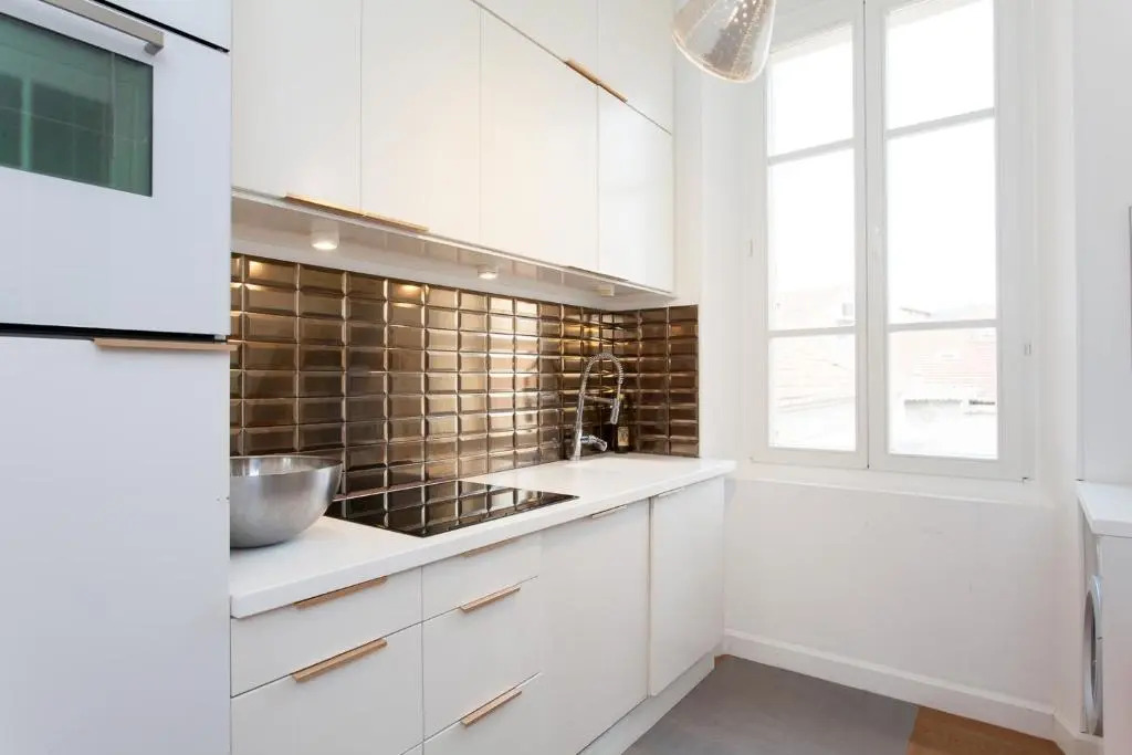 Palais Area: Modern 4 Bedrooms/ 4 Baths