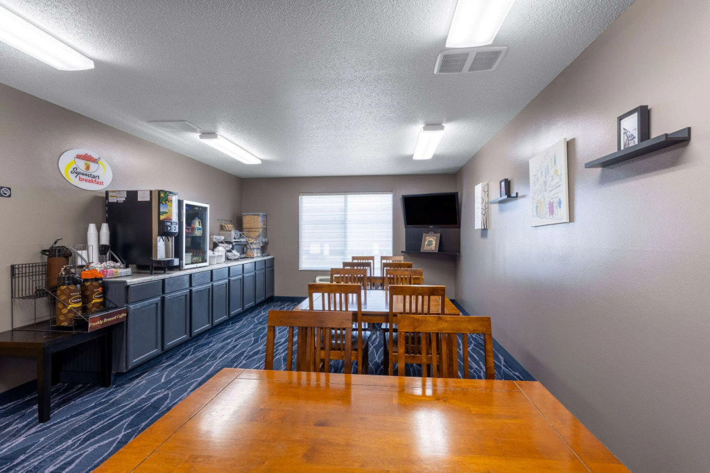 Super 8 by Wyndham Jackson MN