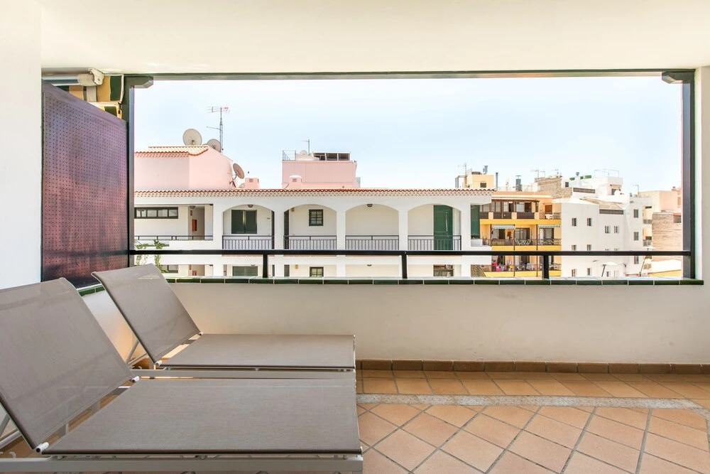The Midpoint Apartment, Coastal Life Between the Two Beaches