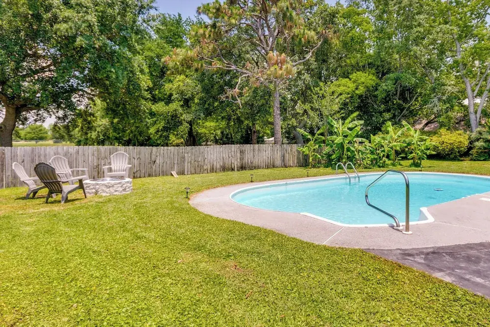Gulf Breeze Vacation Rental for 2 w/ Pool Access!