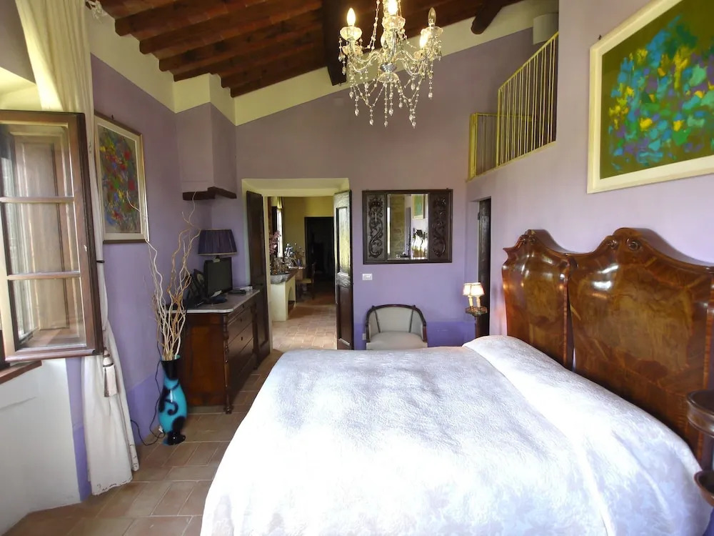 Splendid Farmhouse in Cortona With Swimming Pool