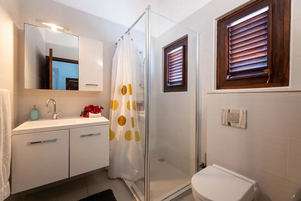 Room in B&B - Sunny Stay - Beautiful Spacious Room in Villa mi Cuna With Swimming Pool