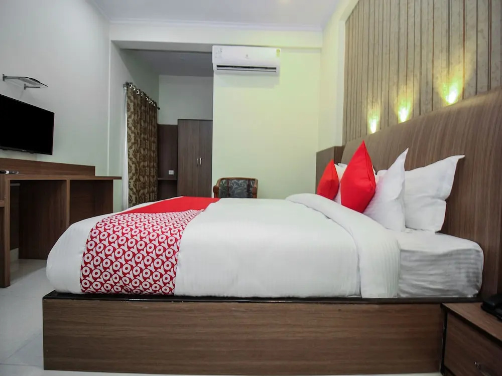 OYO 15218 Hotel Rasha Niwas