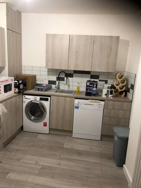Stunning 1-bed Apartment With En-suite in Strood