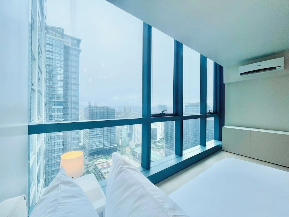 One Uptown Opposite of grandhyatt hotel manila Taguig city